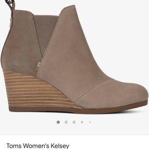 NWT and box toms taupe boots size 8
